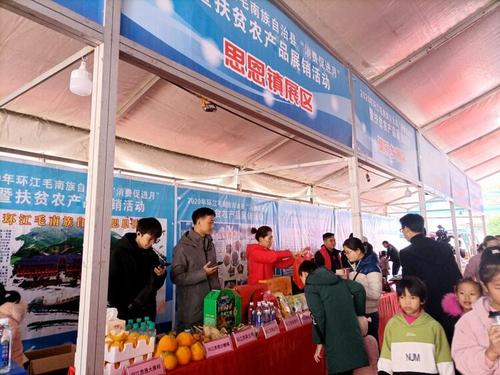 思恩镇农产品展位前,消费者在咨询相关产品信息 摄影 韦丽硕